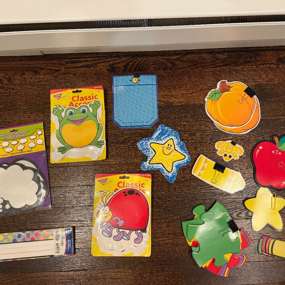 LOT OF FAB 245 CLASSIC ACCENT ASSORTED SHAPE CLASSRROM/ HOME NAME TAG AND LABELS